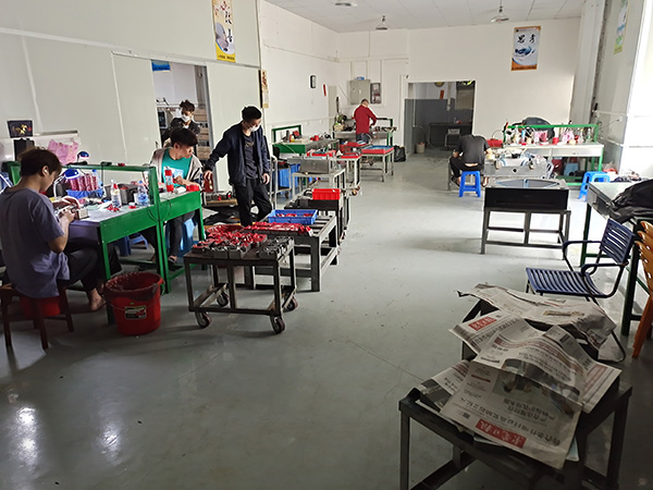 模具咬花厂生产车间